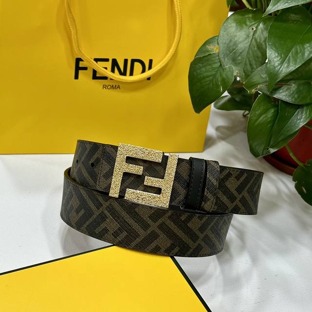 代购级 Fendi 芬迪男士腰带 专柜同款 宽4.0Cm 双环正反用腰带 Ff按钉搭扣 黑色cuoio Romano皮革材质 反面面料带有烟草黄和黑色ff图案